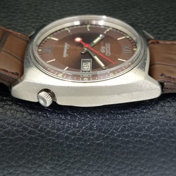 Vintage 1974 Square Seiko Automatic Mens Silver Watch W/daydate & Brown accents - Picture 5 of 10